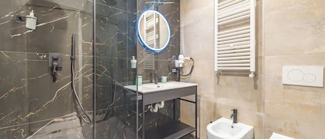 Twin Room, 2 Twin Beds (1 Bedroom) | Bathroom | Shower, bidet, towels