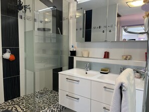 Shower, hair dryer, towels - On the quays of Port-Fréjus, a magnificent 50m² one-bedroom apartment with incredible views, air conditioning, Wi-Fi, and a large garage. (Fréjus)