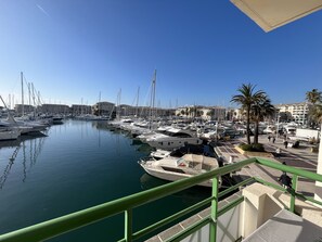 Marina - On the quays of Port-Fréjus, a magnificent 50m² one-bedroom apartment with incredible views, air conditioning, Wi-Fi, and a large garage. (Fréjus)