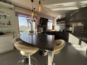 Fridge, microwave, oven, dishwasher - On the quays of Port-Fréjus, a magnificent 50m² one-bedroom apartment with incredible views, air conditioning, Wi-Fi, and a large garage. (Fréjus)