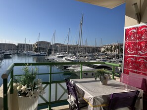 Outdoor dining - On the quays of Port-Fréjus, a magnificent 50m² one-bedroom apartment with incredible views, air conditioning, Wi-Fi, and a large garage. (Fréjus)