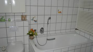 Douche, sĂšche-cheveux, serviettes fournies