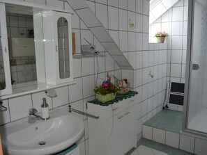 Shower, hair dryer, towels - Apartment 'Kehdingen' with Private Terrace and Wi-Fi (Drochtersen)