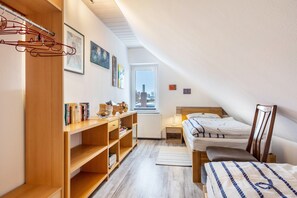 Desk, iron/ironing board, WiFi, bed sheets - Apartment 'Kehdingen' with Private Terrace and Wi-Fi (Drochtersen)