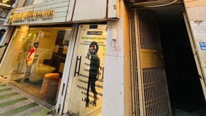Un edificio con un cartel que indica 'MIND MEADOW', señalando servicios de salud mental.
