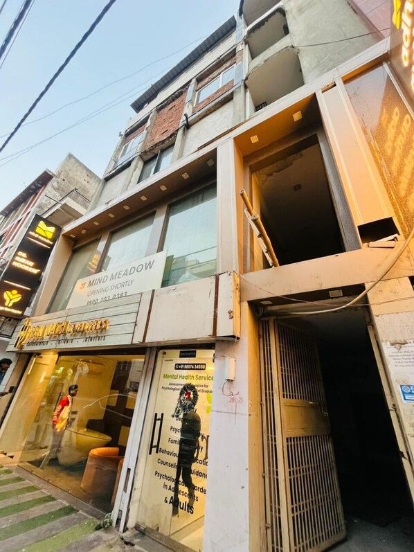 Exterior - Roomshala Hotel Crown (New Delhi)