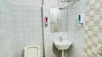 Habitación doble Deluxe, balcón | Baño | Regadera, toallas, jabón, papel de baño