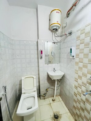Deluxe Double Room, Balcony | Bathroom | Shower, towels, soap, toilet paper - Roomshala Hotel Crown (New Delhi)