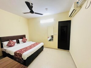 Deluxe tweepersoonskamer, balkon | Een bureau, gratis wifi