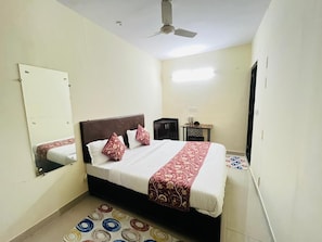 Deluxe Double Room, Balcony | Desk, free WiFi, bed sheets - Roomshala Hotel Crown (New Delhi)