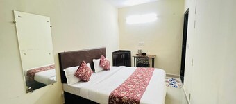 Roomshala Hotel Crown