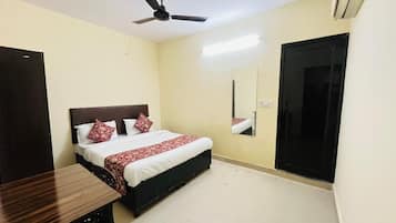 Deluxe tweepersoonskamer, balkon | Een bureau, gratis wifi