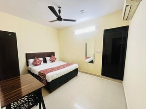 Deluxe tweepersoonskamer, balkon | Een bureau, gratis wifi