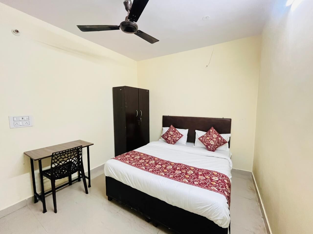 Deluxe tweepersoonskamer, balkon | Een bureau, gratis wifi