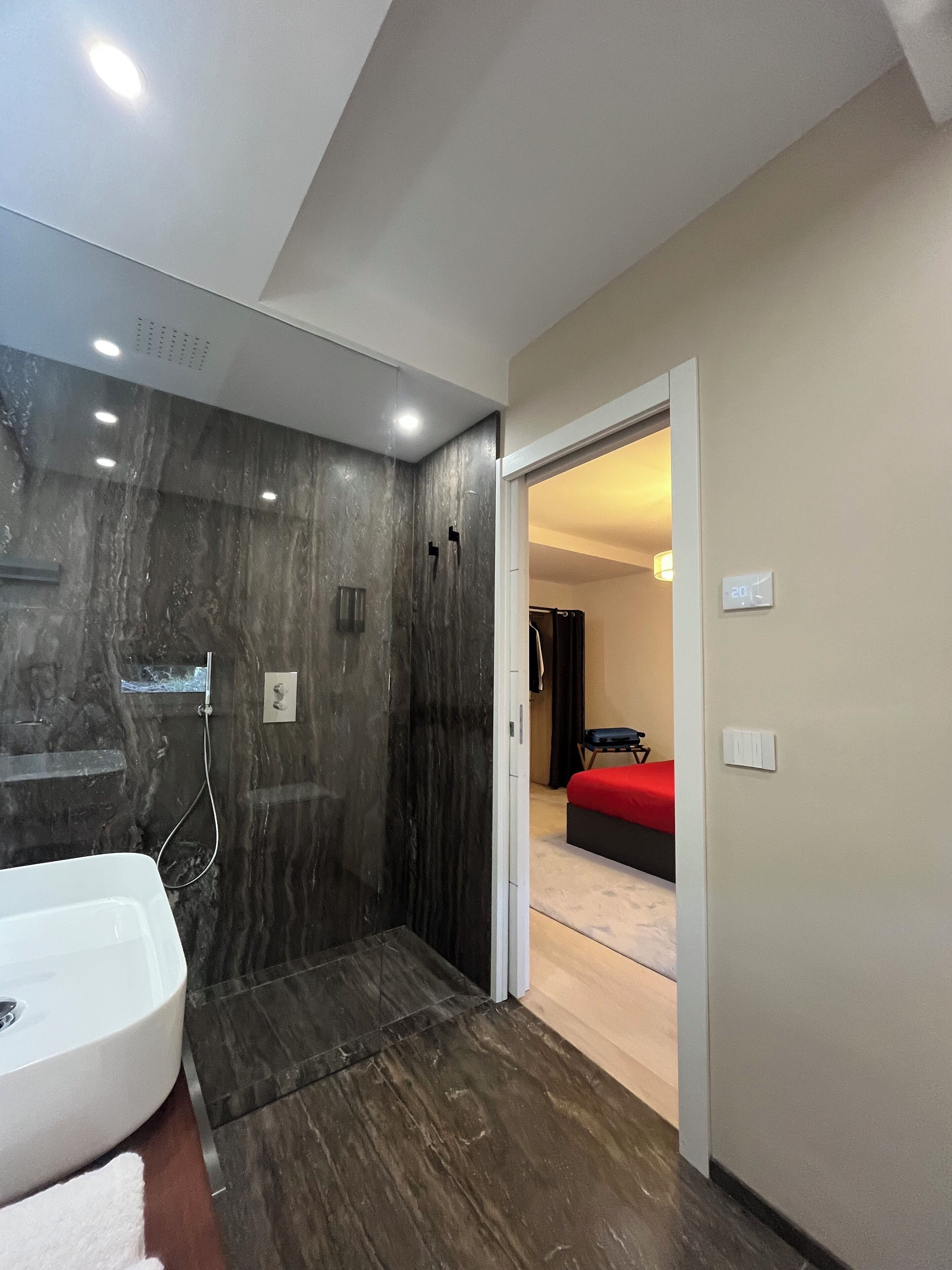 Douche, sèche-cheveux, bidet, serviettes fournies