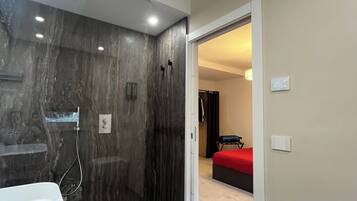 Douche, sĂšche-cheveux, bidet, serviettes fournies