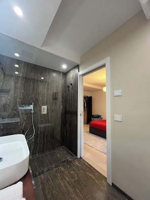 Douche, sèche-cheveux, bidet, serviettes fournies