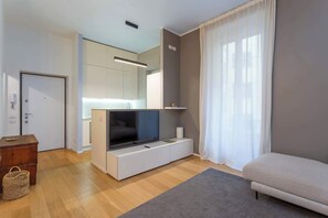 TV - HomeLovers Two Rooms Close to City Life MM1 Metro (Milano)