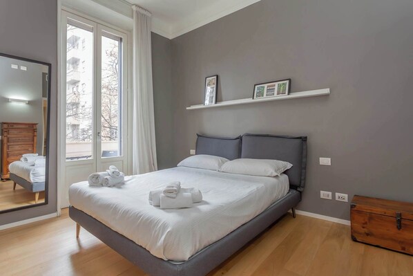 Tabla de planchar con plancha, wifi y ropa de cama 