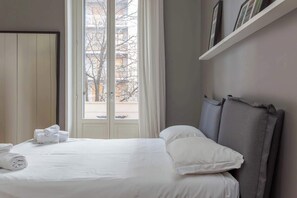Iron/ironing board, WiFi, bed sheets - HomeLovers Two Rooms Close to City Life MM1 Metro (Milano)