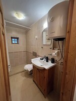 Junior Stüdyo Süit, Bahçe Manzaralı | Banyo | Duş, ücretsiz banyo/kozmetik ürünleri, saç kurutma makinesi, terlik 