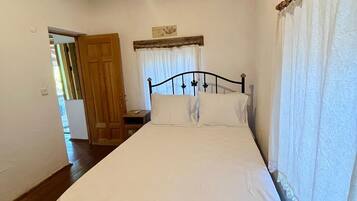 Desk, laptop workspace, iron/ironing board, free WiFi