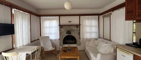 Junior Studio Suite, Garden View | Living area