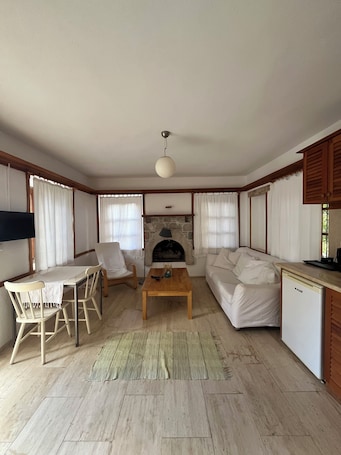 Junior Studio Suite, Garden View | Living area. Badem Evi