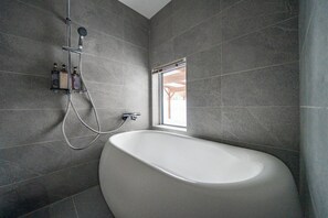 Villa Premium, vista a la montaña | Baño | Amenidades de baño gratuitas, secadora de cabello, pantuflas, toallas 