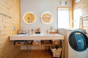 デラックス ヴィラ マウンテンビュー | バスルーム | バスアメニティ (無料)、ヘアドライヤー、タオル、シャンプー