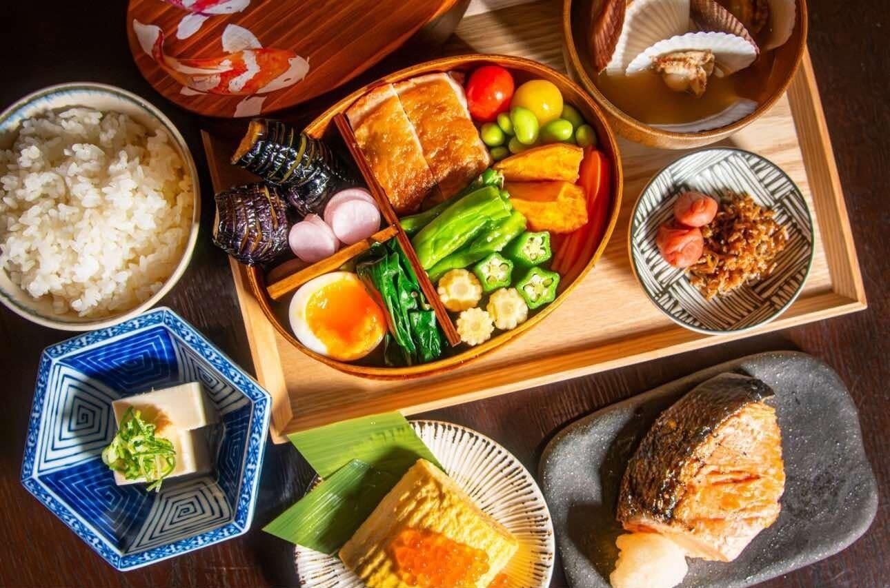 Un plat tradicional japonès amb arròs, peix, verdures i tofu.