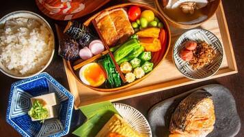Un plat tradicional japonès amb arròs, peix, verdures i tofu.