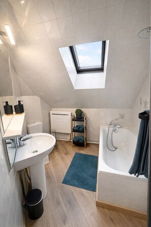 Serviettes fournies, savon, papier toilette