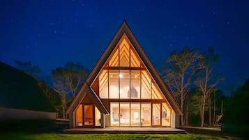 Luksusvilla, utsikt mot innsjø | Wi-fi (inkludert) og sengetøy