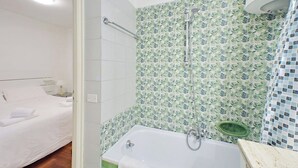 A hotel bathroom with a shower, a bathtub, and a toilet. - Pantheon Apartment (roma)