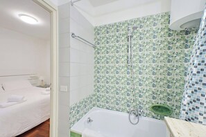 Haartrockner, Bidet, Handtücher, Toilettenpapier