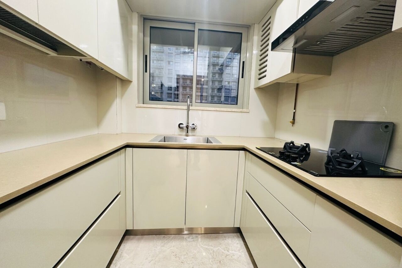 Fridge, stovetop, cookware/dishes/utensils, dining tables