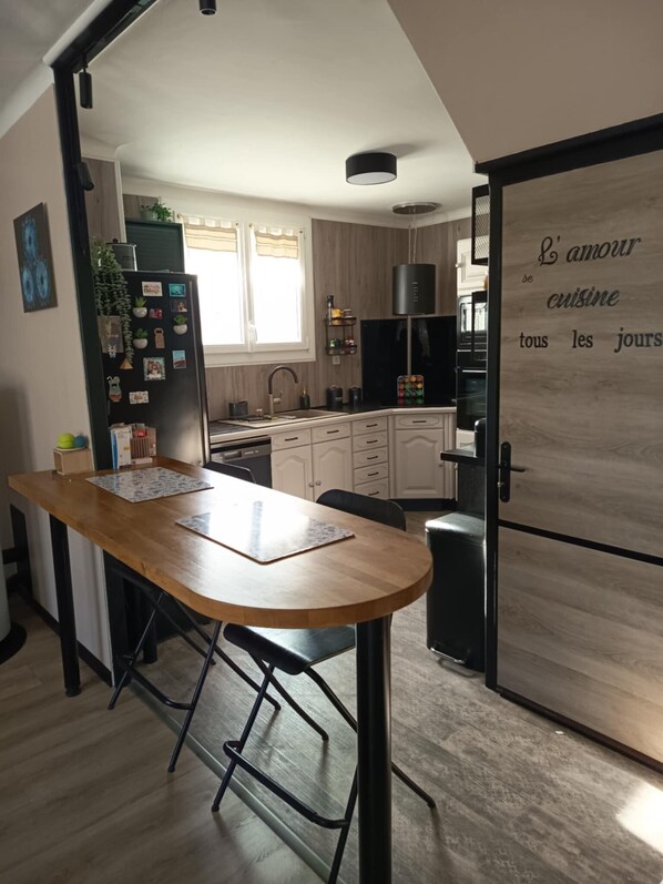 Réfrigérateur, micro-ondes, four, plaque de cuisson