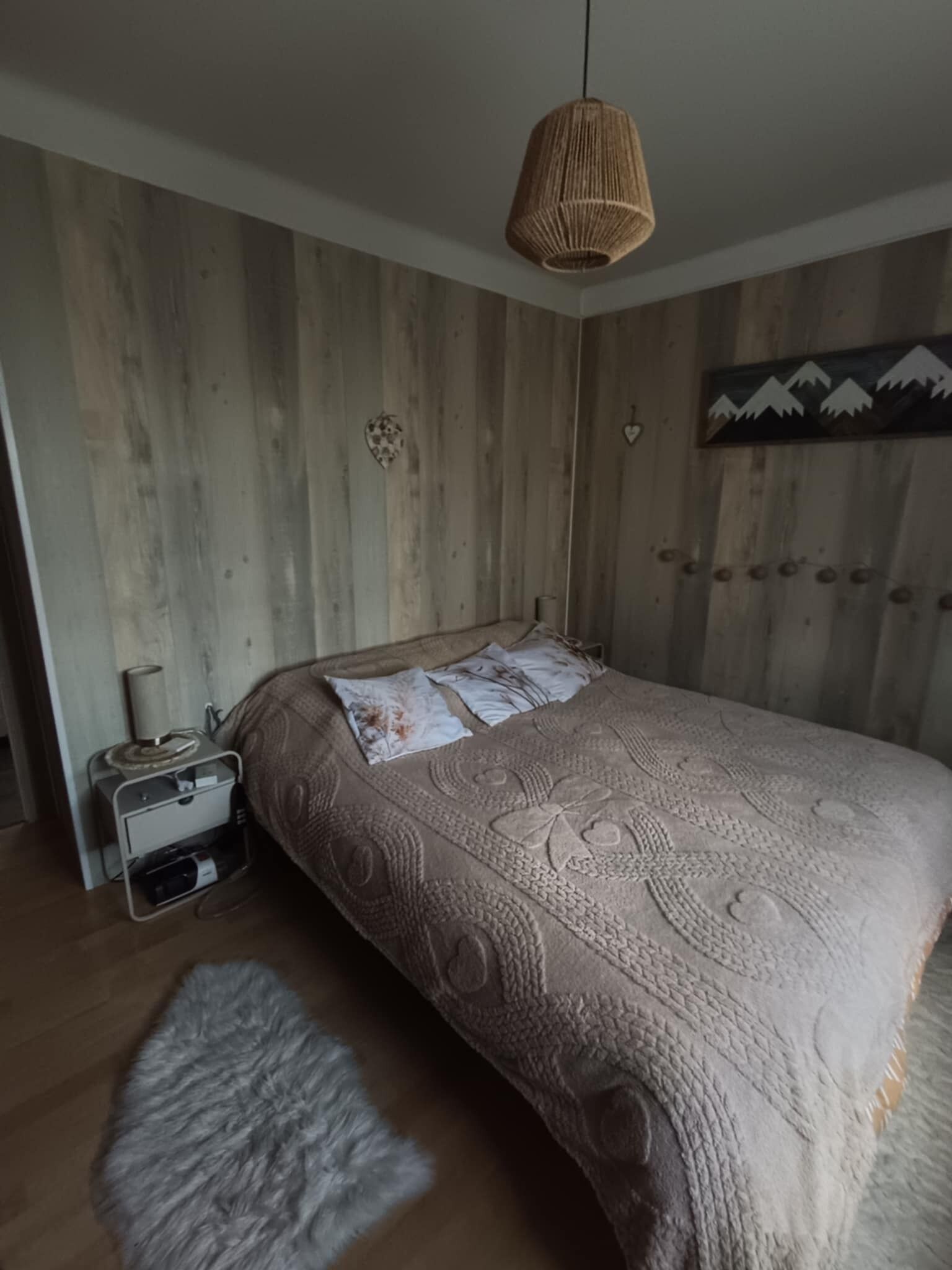 2 habitaciones, tabla de planchar con plancha y cuna de viaje 