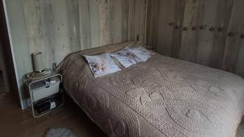 2 habitaciones, tabla de planchar con plancha y cuna de viaje