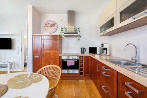 Frigorífico, microondas, horno y placa de cocina