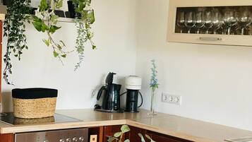 Een koelkast, een magnetron, een oven, een kookplaat