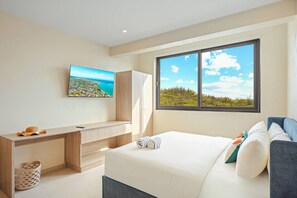 Tabla de planchar con plancha, cuna de viaje, wifi y ropa de cama 