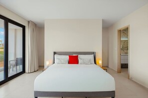 Iron/ironing board, travel cot, WiFi, bed sheets - NEW 1-Min Walk to Beach 8-Bed 2 Villas 2 Pools (Noord)