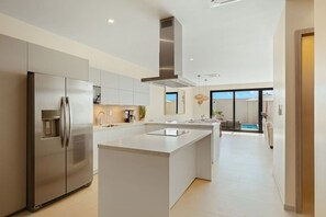 Refrigerador, microondas, horno, placa de cocina