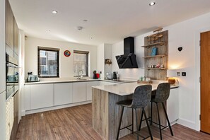 Kühlschrank, Mikrowelle, Ofen, Wasserkocher