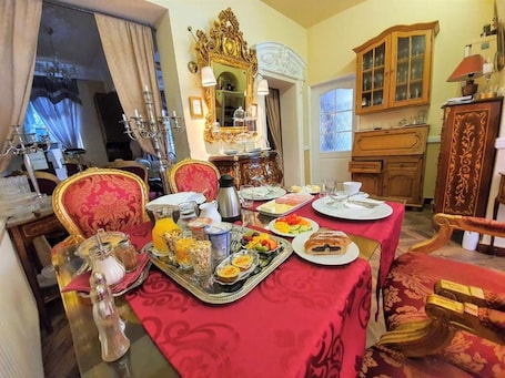 Free daily local cuisine breakfast. REZIDENCE ZÁMEČEK - BOUTIQUE HOTEL
