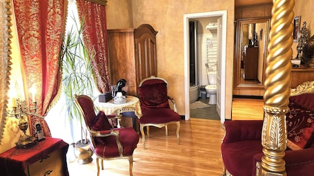 Signature Room | Individually decorated, iron/ironing board, free WiFi, bed sheets. REZIDENCE ZÁMEČEK - BOUTIQUE HOTEL