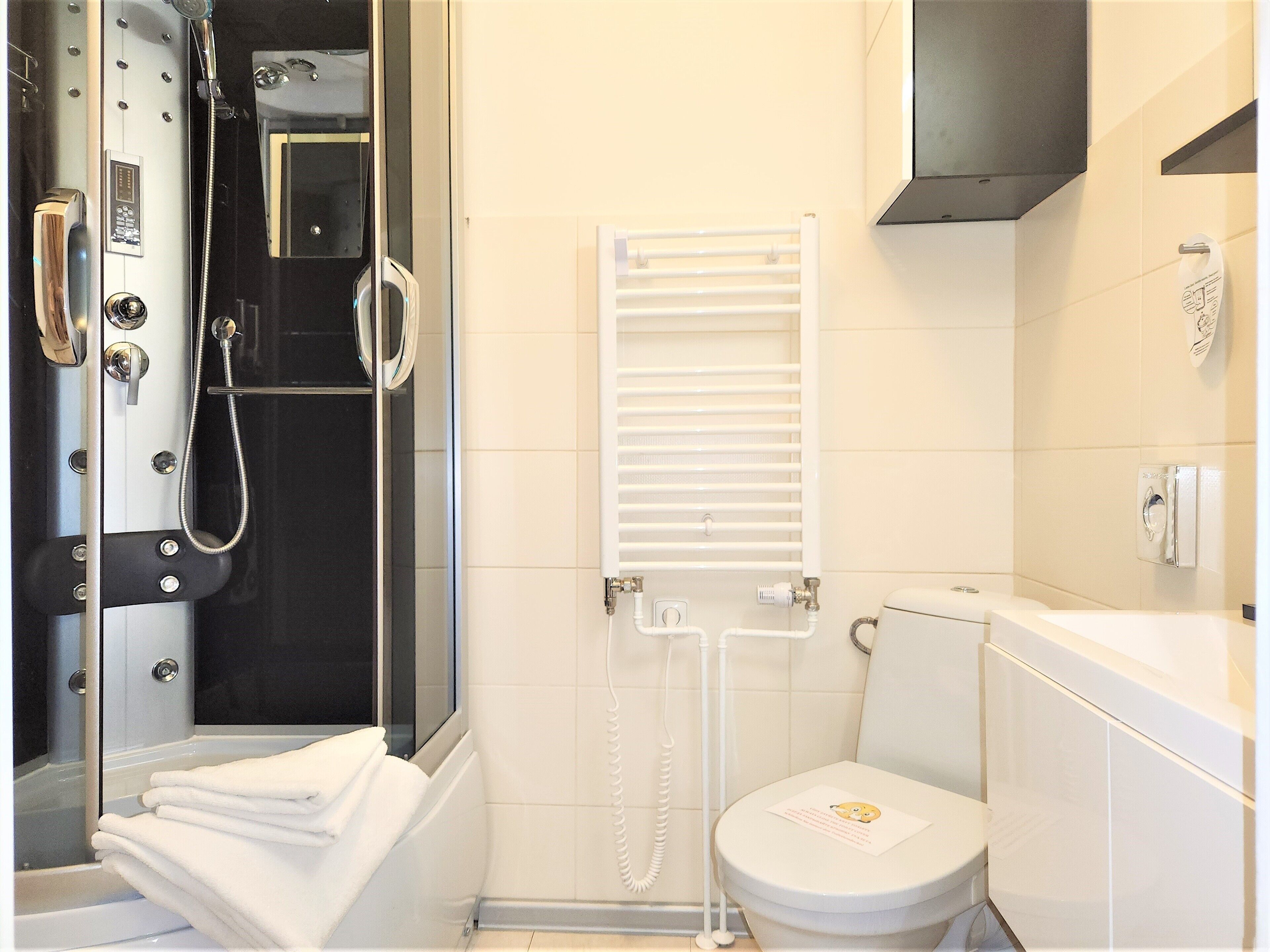Classic Double Room | Bathroom | Free toiletries, bathrobes, slippers, soap