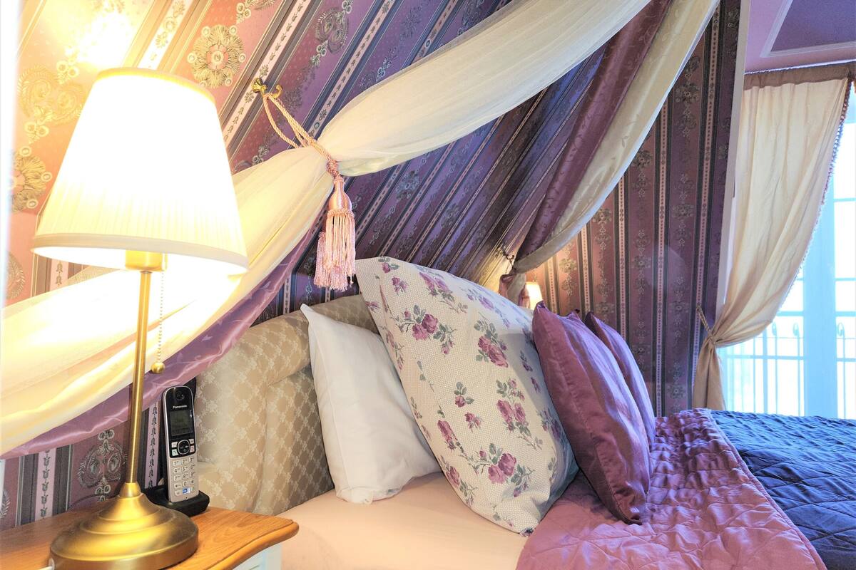 Exclusive Room | Individually decorated, iron/ironing board, free WiFi, bed sheets